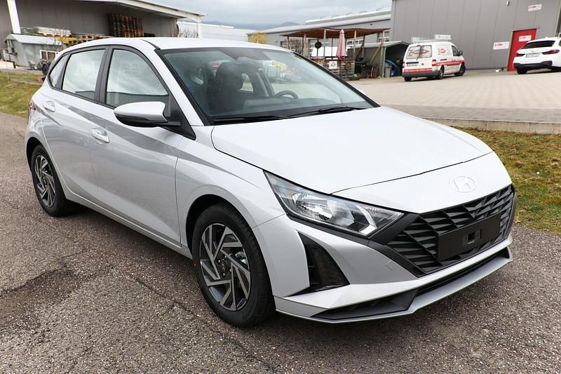 Neu Hyundai i20 Select 90 PS (66 kW) 2026 Grau metallic Kleinwagen