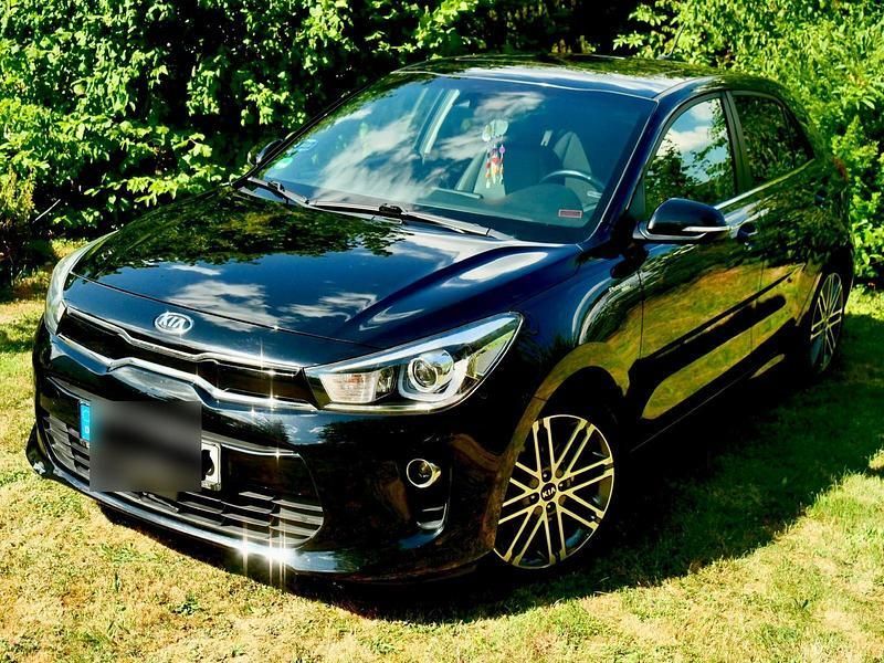 Schwarz Gebraucht 2018 Kia Rio Platinum Edition Kleinwagen | 12.099 € (Fairer Preis) - Bild 1/4