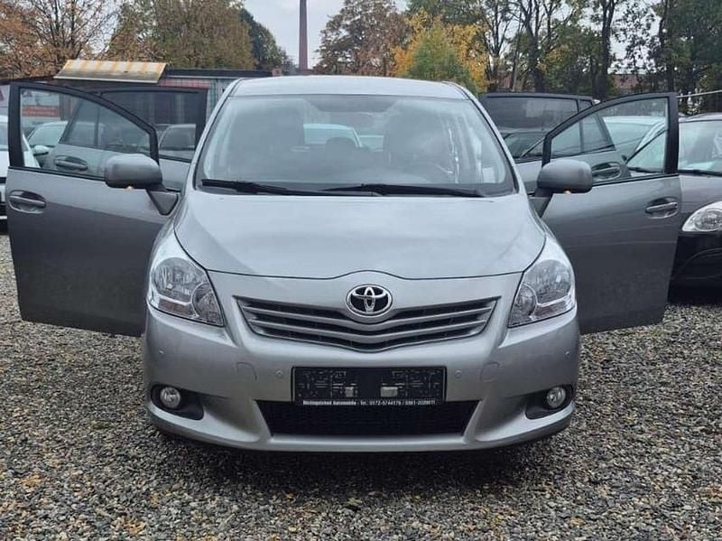 Gebraucht Toyota Verso 126 PS (92 kW) 2012 Silber Van / Kleinbus