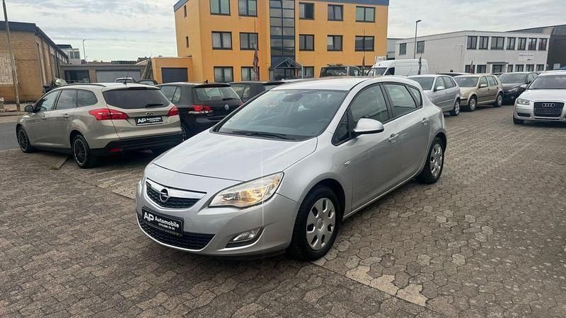 Argonsilber/sovereign/switchbl Gebraucht 2010 Opel Astra Edition Limousine | 5.000 € (Fairer Preis) - Bild 1/4