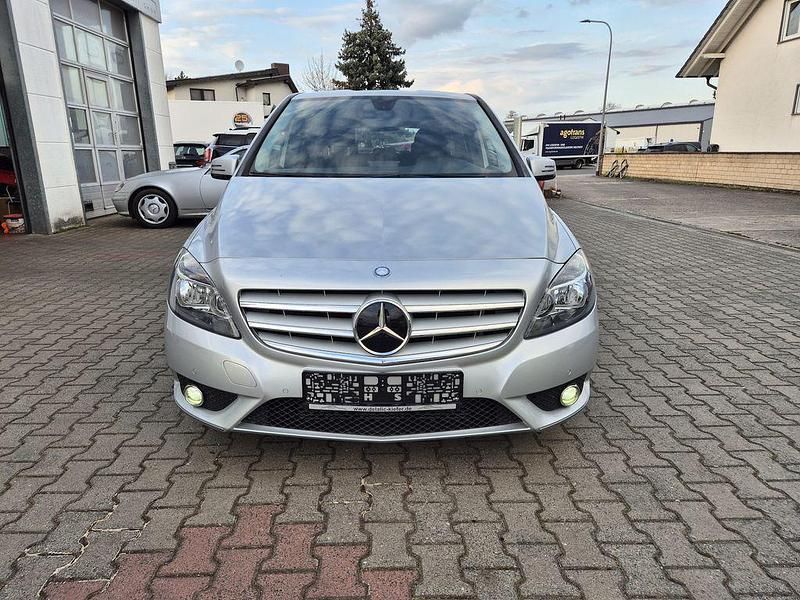 Gebraucht Mercedes B180 122 PS (89 kW) 2013 Silber Van / Kleinbus