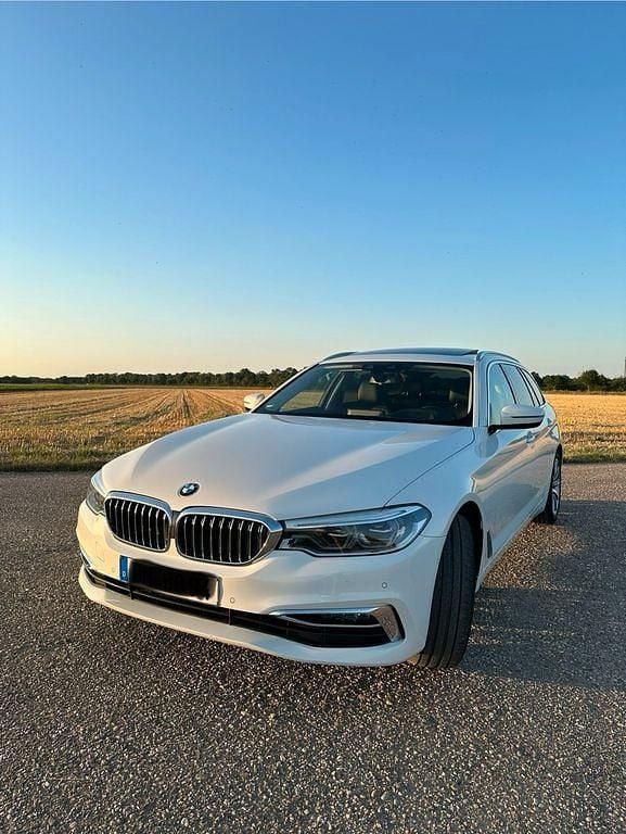 Weiß Gebraucht 2018 BMW 520 Sport Line Kombi | 18.950 € (Guter Preis) - Bild 1/4