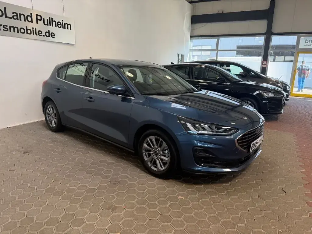 Neu Ford Focus Titanium 125 PS (91 kW) 2026 Blau Limousine