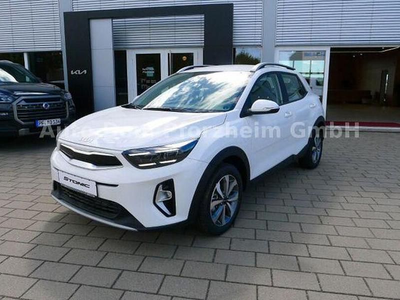 Schneeweiss (ud) Gebraucht 2024 Kia Stonic Vision SUV | 21.800 € (Fairer Preis) - Bild 1/4