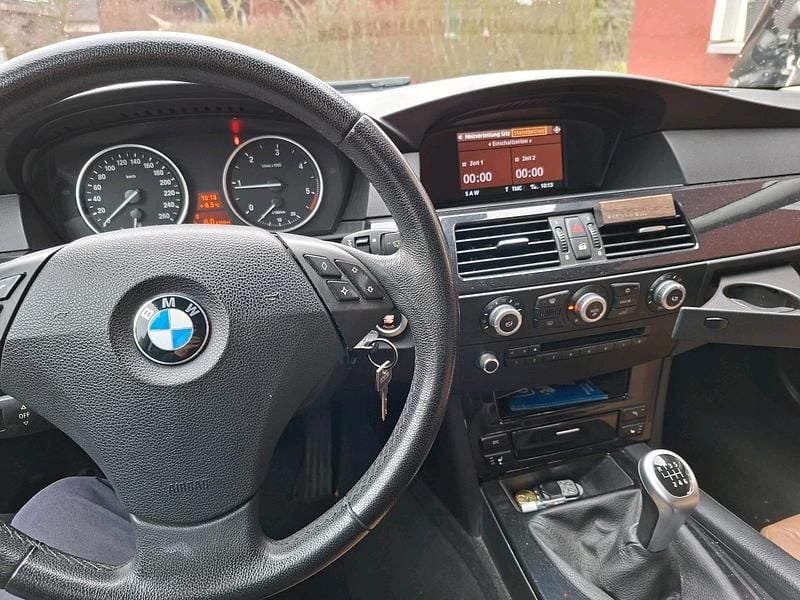 Gebraucht BMW 520 177 PS (130 kW) 2010 Schwarz Kombi