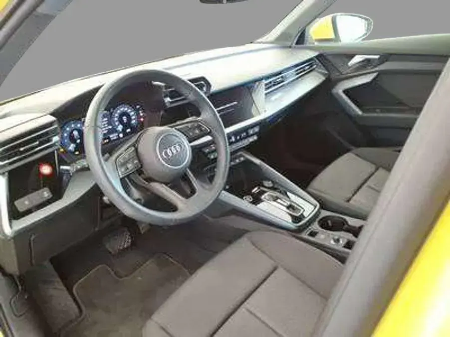 Gebraucht Audi A3 Ambiente 150 PS (110 kW) 2025 Gelb Limousine