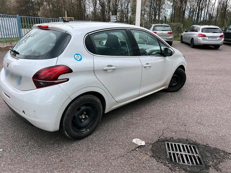 Gebraucht Peugeot 208 82 PS (60 kW) 2018 Weiß Kleinwagen