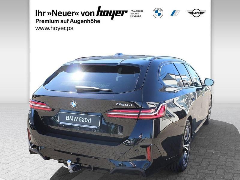 Gebraucht BMW 520 Sport Line 197 PS (144 kW) 2024 Black sapphire metallic (metallic) Kombi