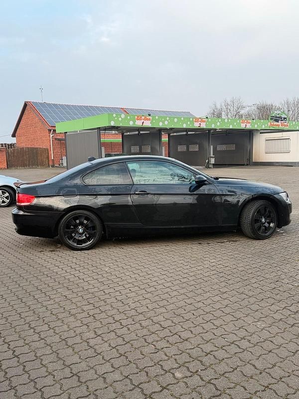Gebraucht BMW 320 177 PS (130 kW) 2007 Schwarz Coupé