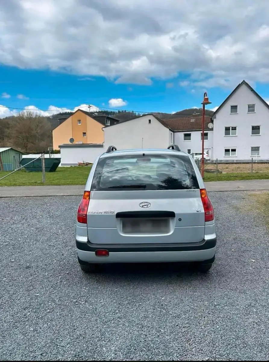 Second-hand Hyundai Matrix 122 CP (89 kW) 2004 Argintiu Monovolum