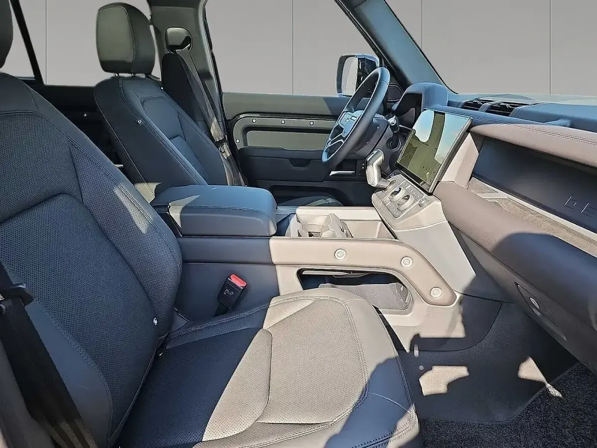 Gebraucht Land Rover Defender SE Dynamic 253 PS (186 kW) 2026 Santorini black SUV