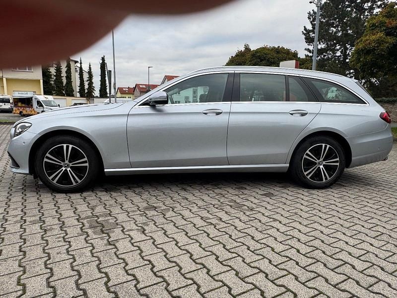 Gebraucht Mercedes E220 Avantgarde 194 PS (142 kW) 2021 Silber Kombi