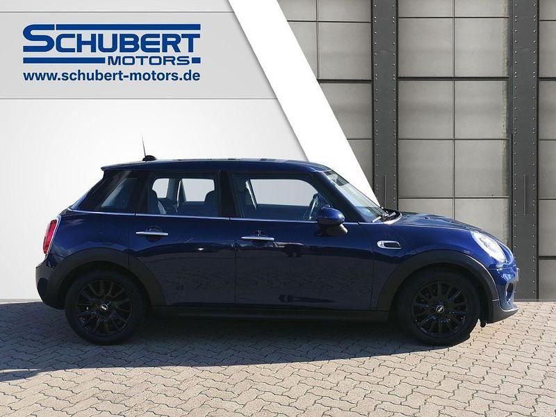 Gebraucht Mini Cooper D 116 PS (85 kW) 2017 Deep blue metallic Kleinwagen