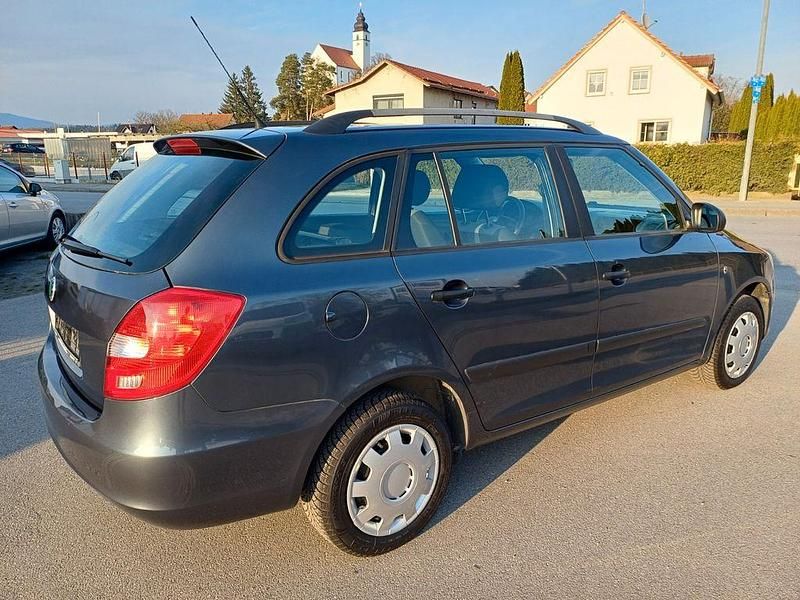 Gebraucht Skoda Fabia 75 PS (55 kW) 2011 Grau Limousine