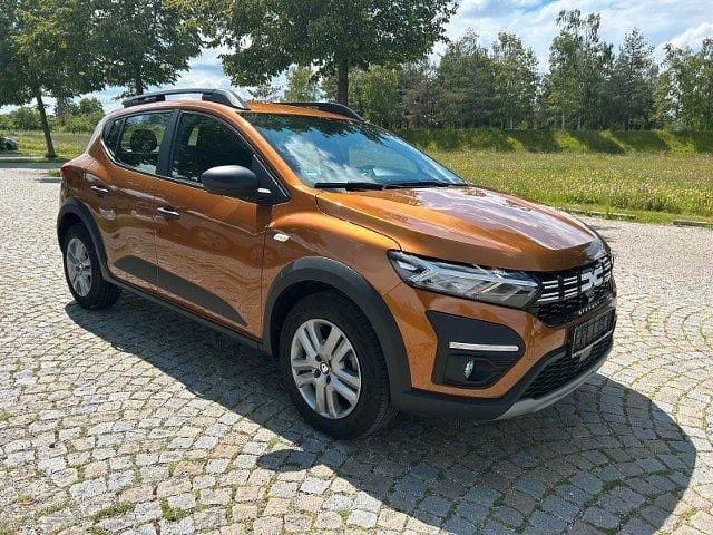 Orange metallic Gebraucht 2021 Dacia Sandero Comfort SUV | 7.600 € (Superpreis) - Bild 1/4