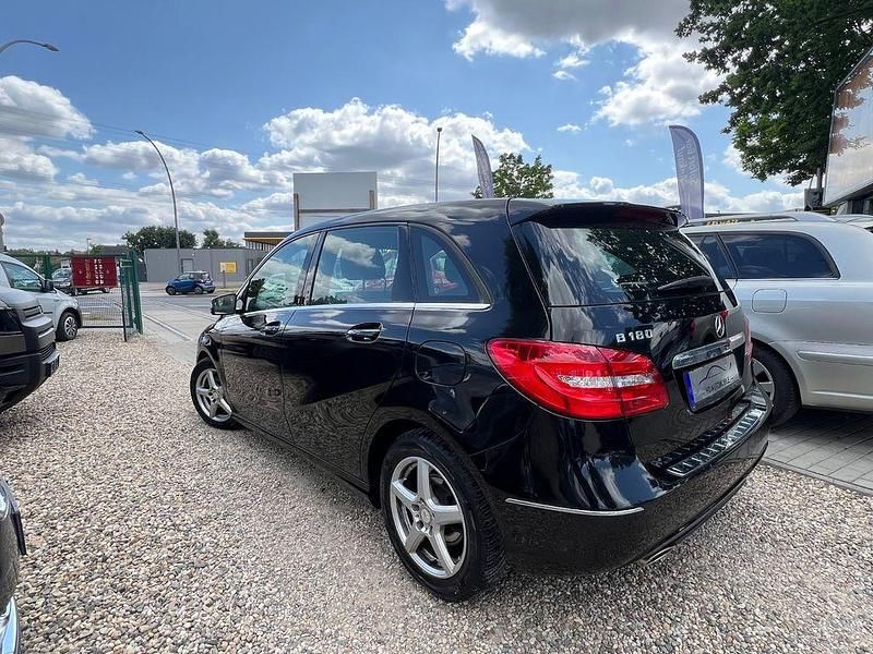 Gebraucht Mercedes B180 122 PS (89 kW) 2014 Schwarz Van / Kleinbus