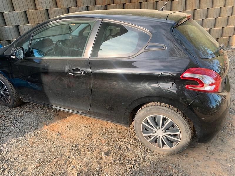 Gebraucht Peugeot 208 80 PS (58 kW) 2013 Schwarz Kleinwagen