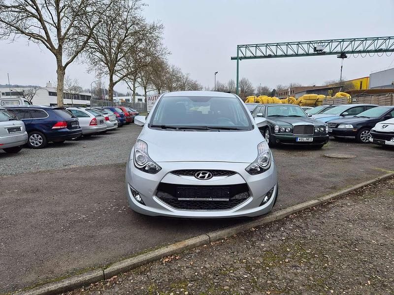Gebraucht Hyundai ix20 Passion 125 PS (91 kW) 2012 Silber met. Kleinwagen
