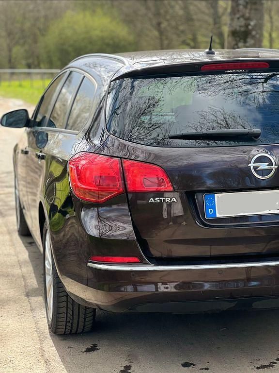 Gebraucht Opel Astra Edition 140 PS (102 kW) 2014 Braun Kombi