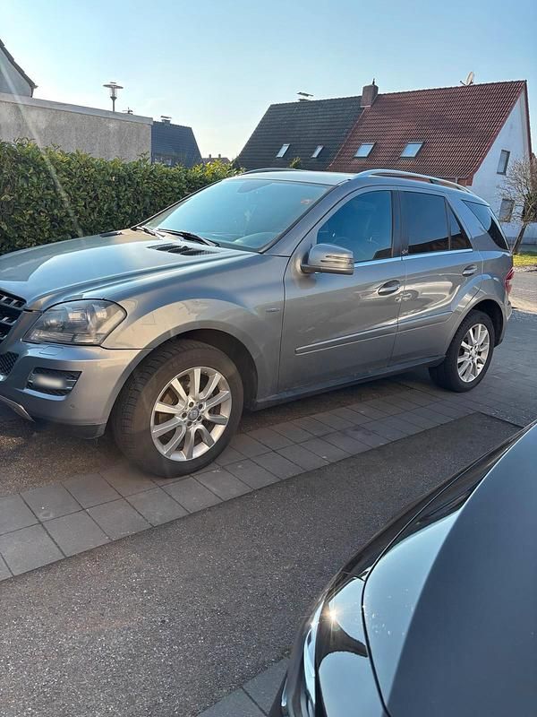 Gebraucht Mercedes ML300 Edition 204 PS (150 kW) 2011 Grau SUV