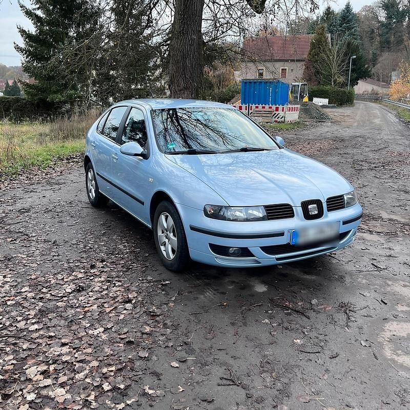 Grau Gebraucht 2003 Seat Leon Limousine | 1.699 € (Fairer Preis) - Bild 1/4