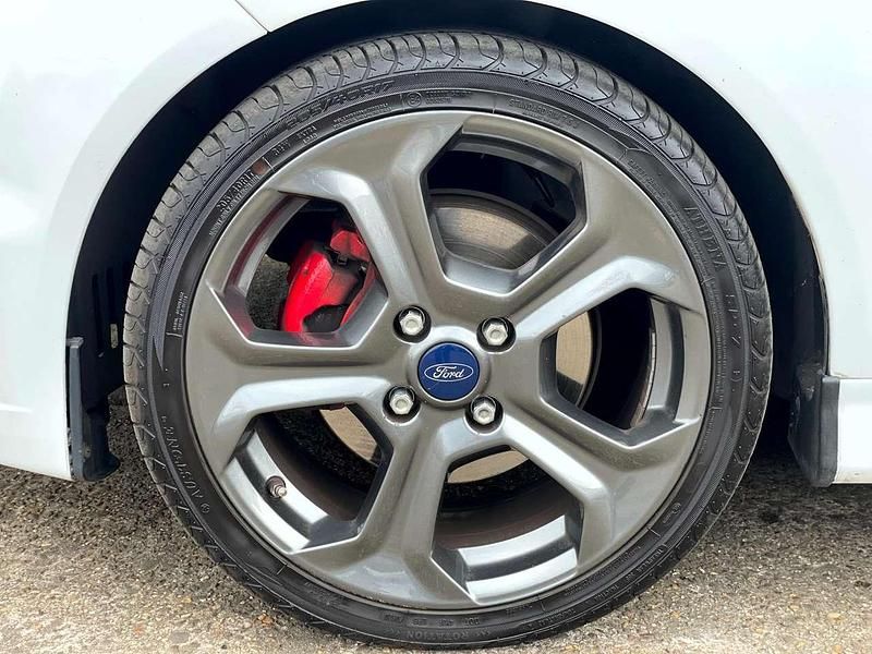 Gebraucht Ford Fiesta Performance Edition 182 PS (133 kW) 2015 Frostweiß Kleinwagen