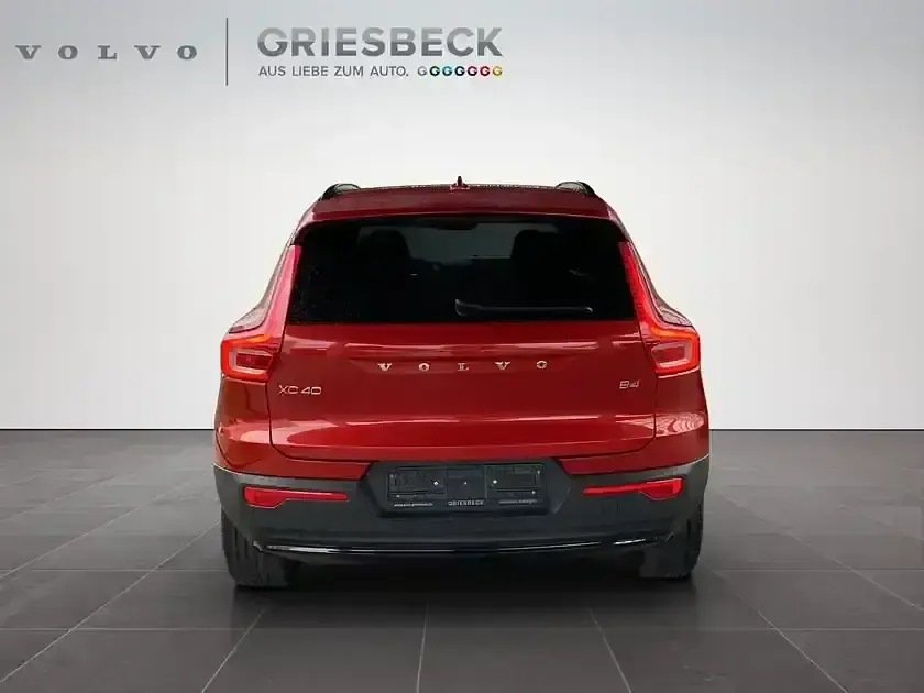 Gebraucht Volvo C40 144 kW (197 PS) 2023 Fusion red / metallic SUV