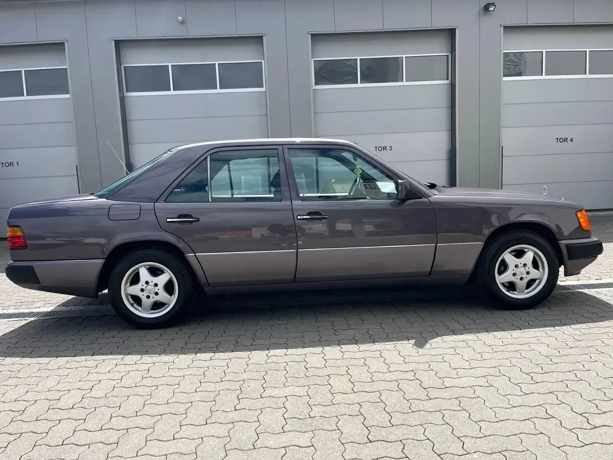 Używany Mercedes E230 132 KM (97 kW) 1991 Niebieski Sedan/Limuzyna