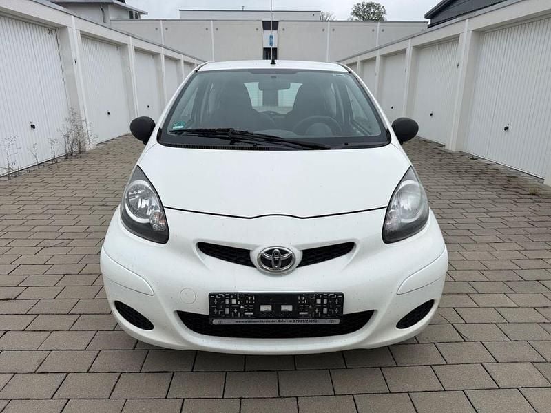 Gebraucht Toyota Aygo Basis 68 PS (50 kW) 2011 Weiß Kleinwagen