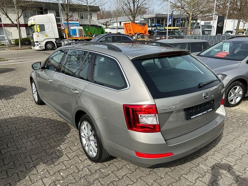 Gebraucht Skoda Octavia Elegance 140 PS (102 kW) 2015 Beige Kleinwagen