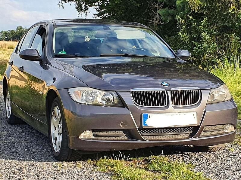 Grau Gebraucht 2006 BMW 318 Limousine | 1.000 € - Bild 1/4
