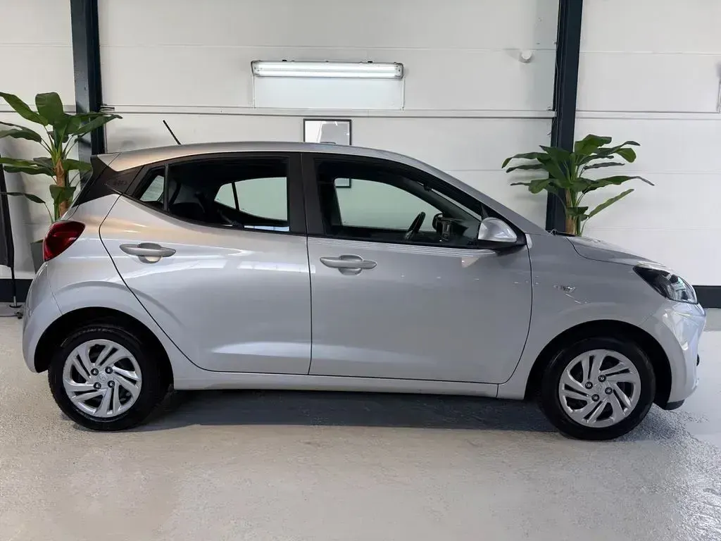 Gebraucht Hyundai i10 Select 67 PS (49 kW) 2023 Silber Kleinwagen