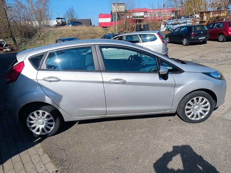 Gebraucht Ford Fiesta Trend 85 PS (62 kW) 2011 Silber Kleinwagen