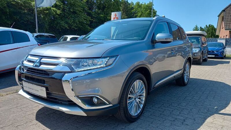 Grau Gebraucht 2016 Mitsubishi Outlander SUV | 12.990 € (Fairer Preis) - Bild 1/4