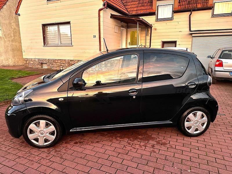 Gebraucht Toyota Aygo 68 PS (50 kW) 2011 Schwarz Kleinwagen