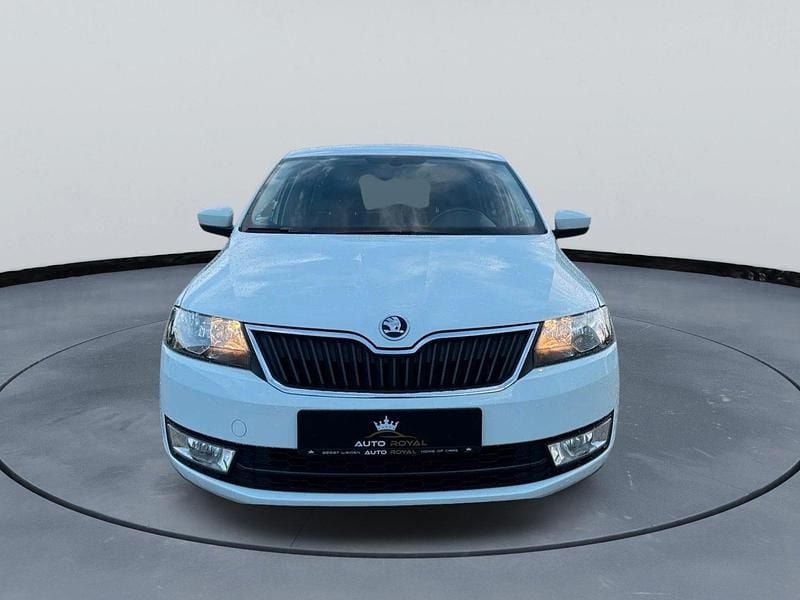 Weiß Gebraucht 2016 Skoda Rapid Joy Kombi | 9.990 € (Fairer Preis) - Bild 1/4