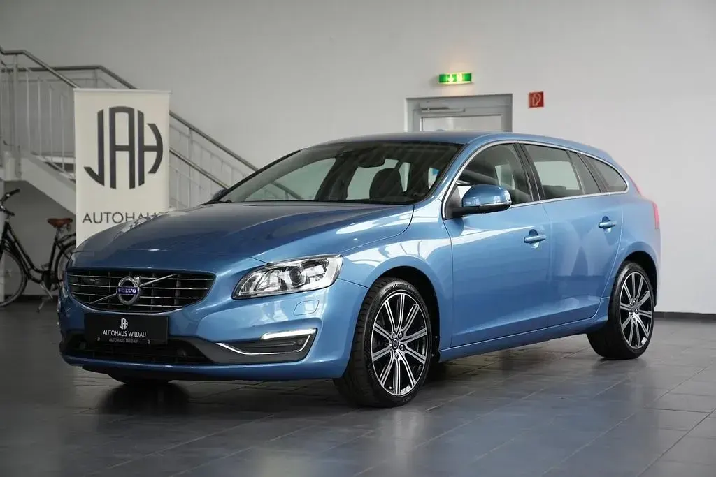 Gebraucht Volvo V60 Summum 150 PS (110 kW) 2016 Power blue / Kombi