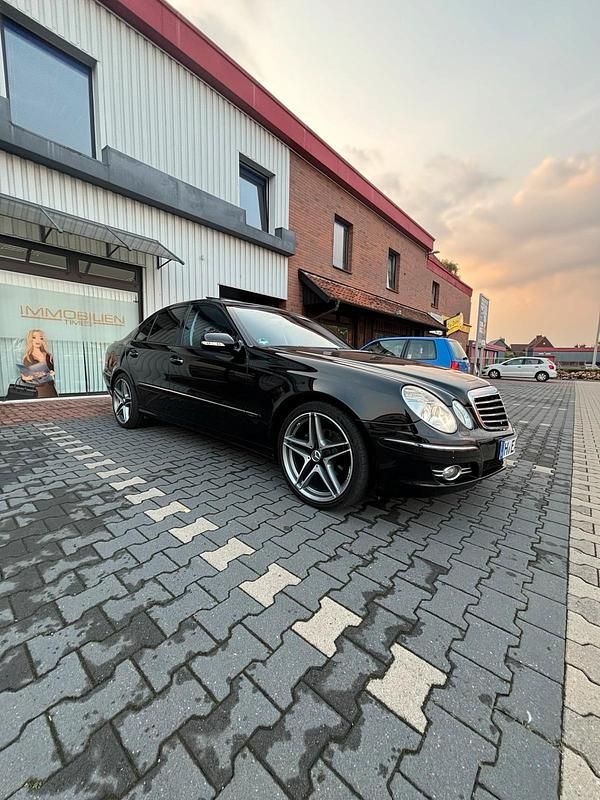 Schwarz Gebraucht 2008 Mercedes E220 Limousine | 9.900 € - Bild 1/4
