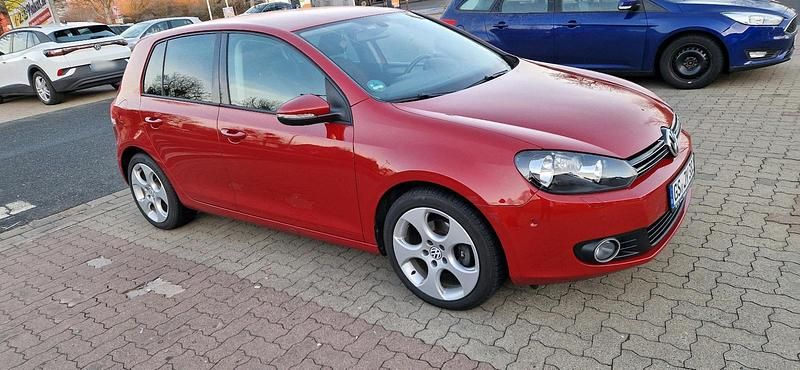 Gebraucht VW Golf VI 105 PS (77 kW) 2010 Rot Kleinwagen