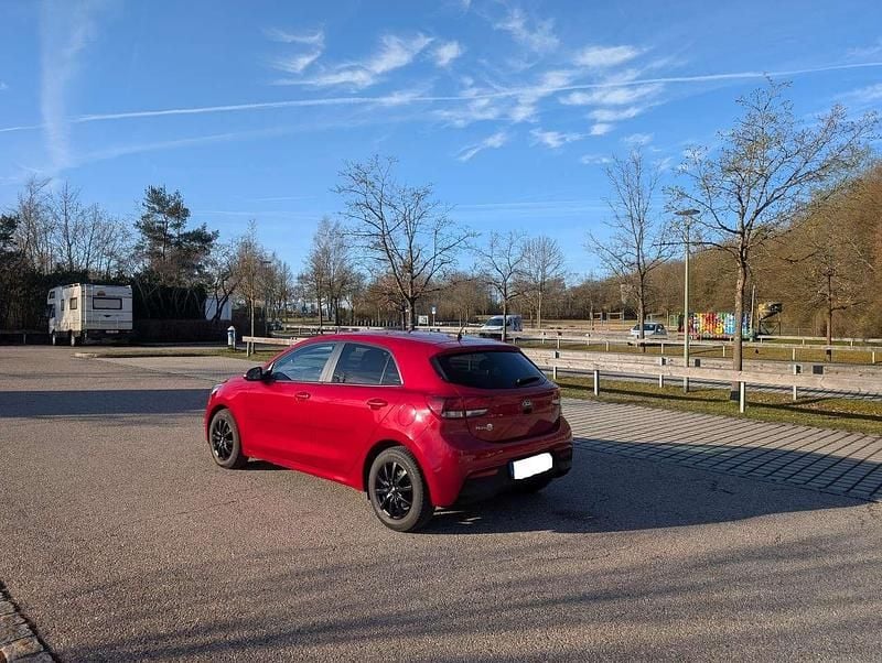 Gebraucht Kia Rio DREAM-TEAM Edition 101 PS (74 kW) 2018 Rot Limousine
