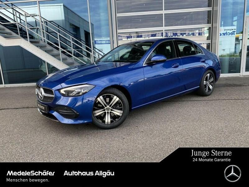 Lack spektralblau (metallic) Gebraucht 2024 Mercedes C220 Avantgarde Limousine | 37.789 € (Fairer Preis) - Bild 1/4