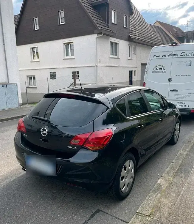 Używany Opel Astra 140 KM (102 kW) 2010 Czarny Sedan/Limuzyna