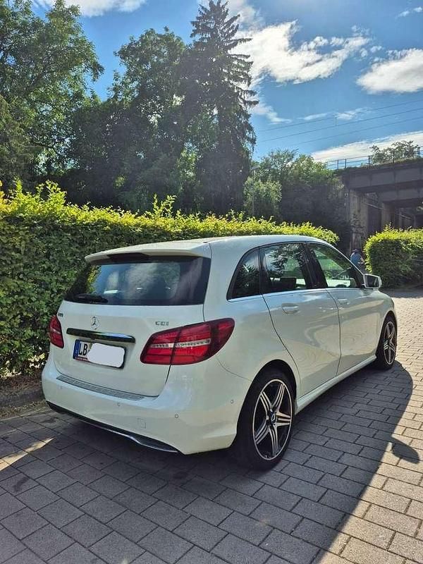 Weiß Gebraucht 2014 Mercedes B180 Edition Van / Kleinbus | 14.300 € (Fairer Preis) - Bild 1/4