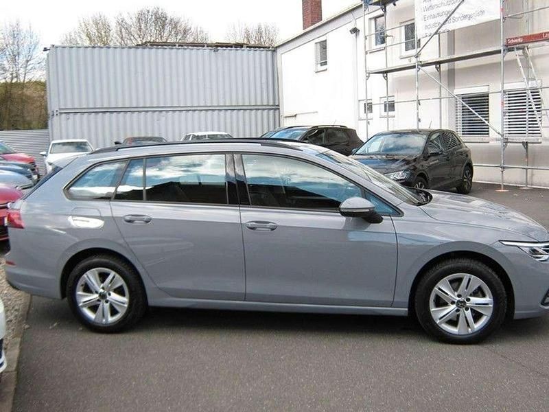 Gebraucht VW Golf VIII Life 110 PS (80 kW) 2022 Mondsteingrau Kombi