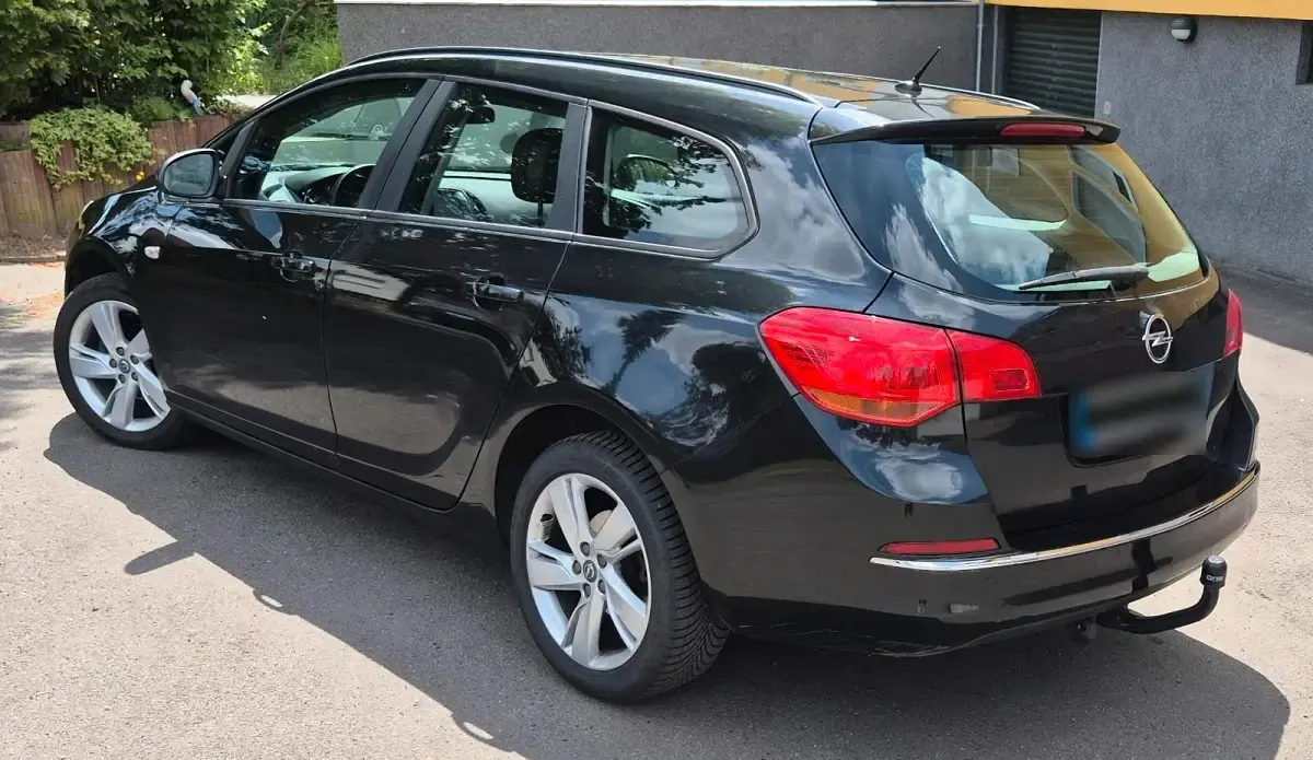 Gebraucht Opel Astra 95 PS (69 kW) 2013 Schwarz Kombi