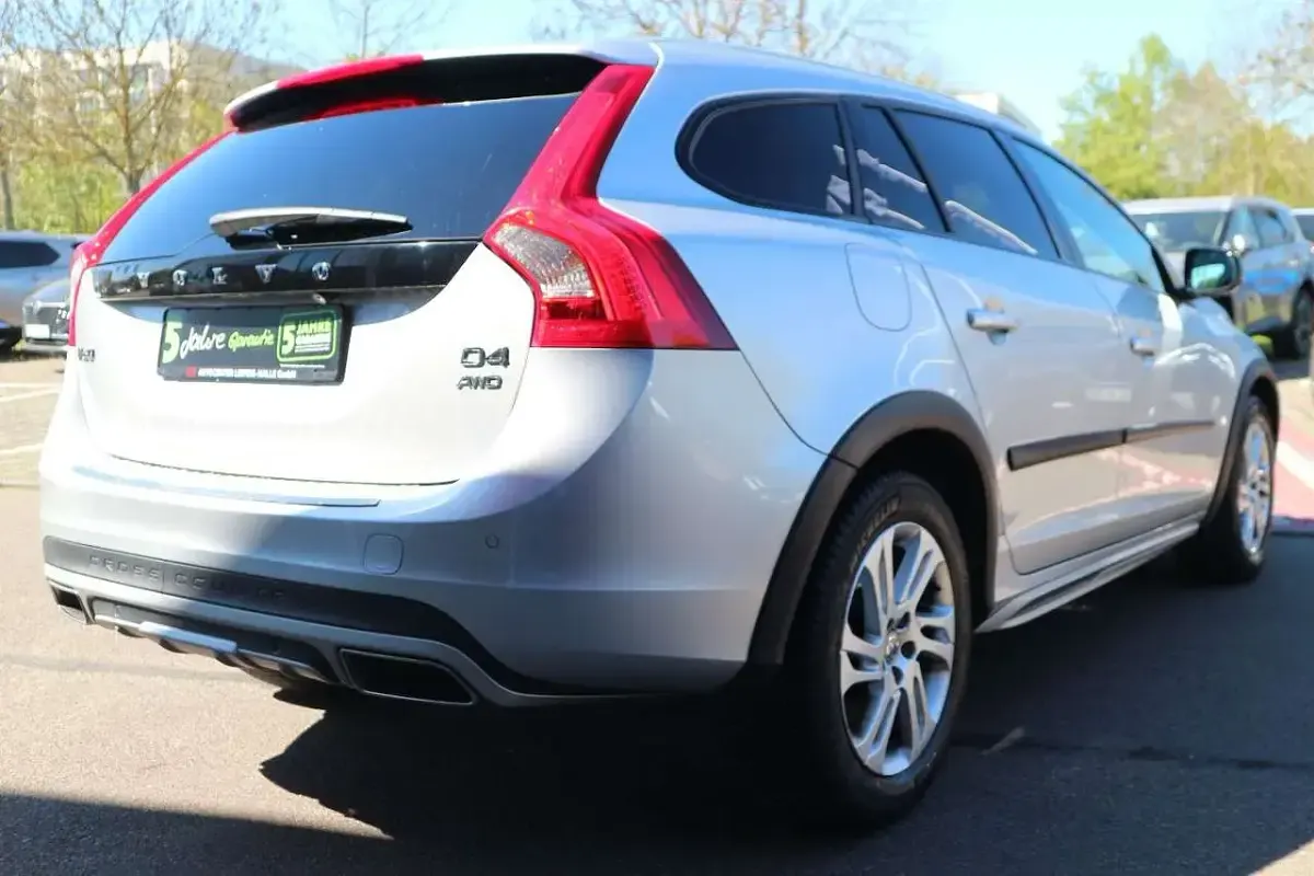 Second-hand Volvo V60 CC 190 CP (139 kW) 2017 Argintiu Break