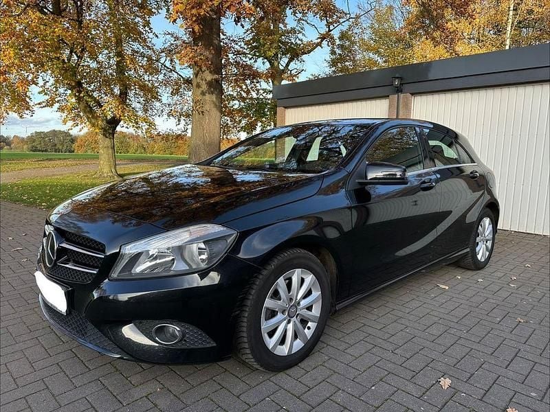 Schwarz Gebraucht 2012 Mercedes A180 Edition Limousine | 7.899 € (Guter Preis) - Bild 1/4