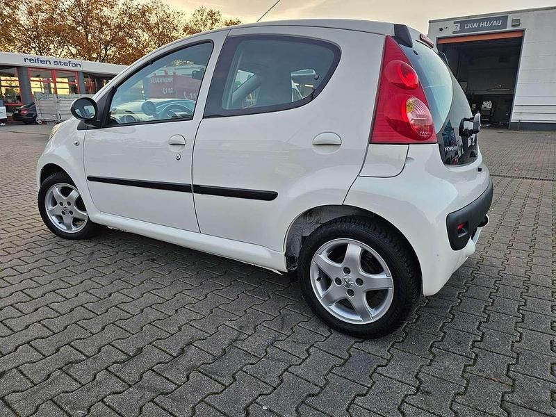 Gebraucht Peugeot 107 Filou 68 PS (50 kW) 2009 Weiß Kleinwagen