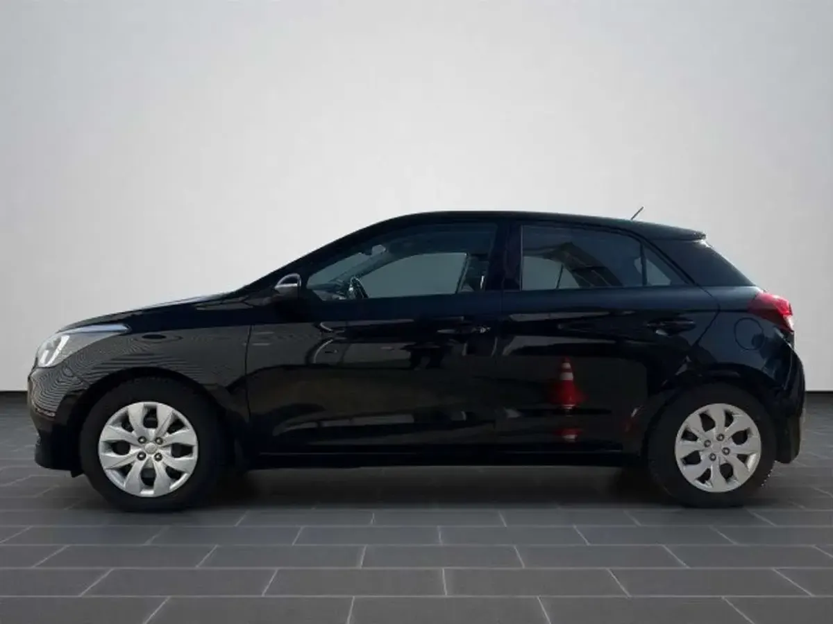 Gebraucht Hyundai i20 Pure 84 PS (61 kW) 2018 Schwarz Kleinwagen