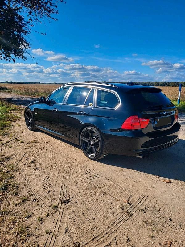 Schwarz Gebraucht 2010 BMW 330 Kombi | 12.200 € (Etwas zu teuer) - Bild 1/4